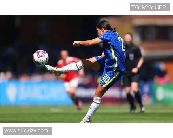 足球明星在比赛中展现力量与技巧的暴力射门精彩瞬间合集