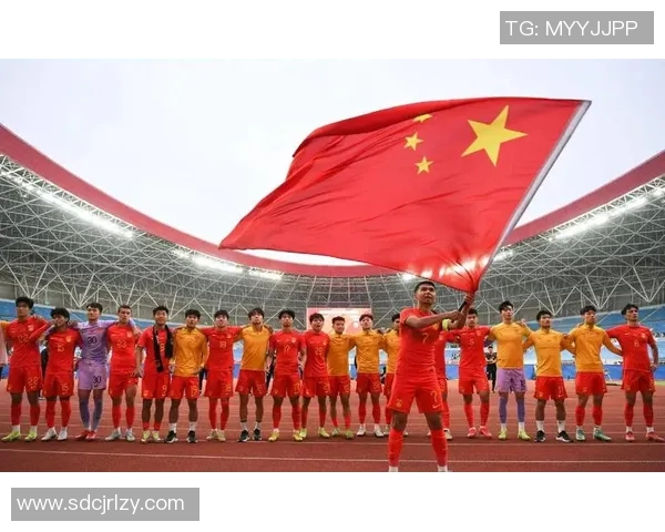 足球明星热情欢迎新队友展现团结精神与友谊魅力